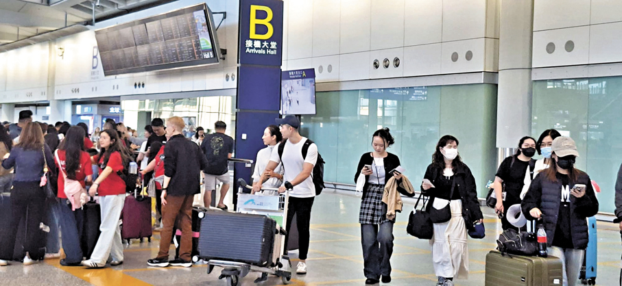 ●不少旅客經機場入境度歲。 香港文匯報記者鄧偉明 攝