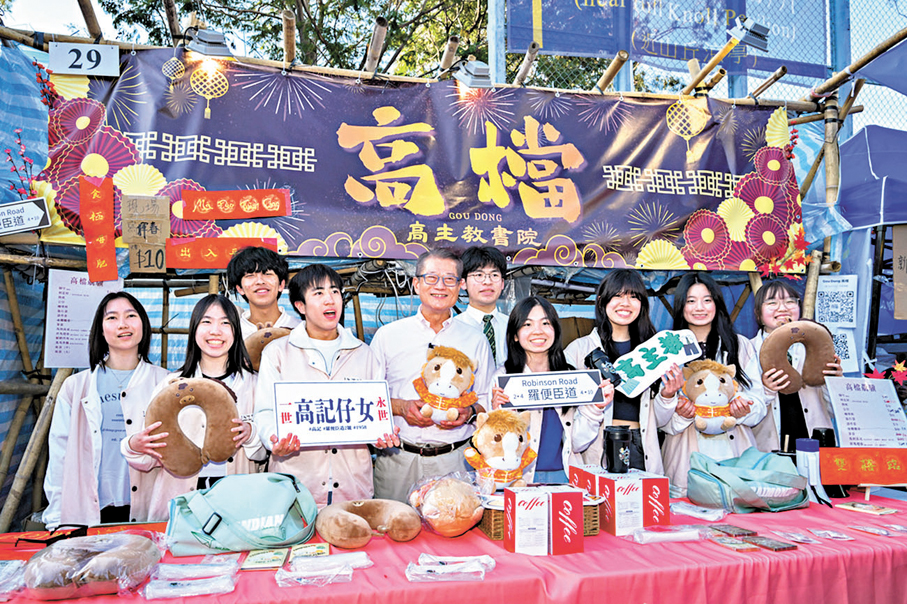 ●陳茂波到訪中學生營運的維園年宵攤檔打氣。 陳茂波網誌圖片