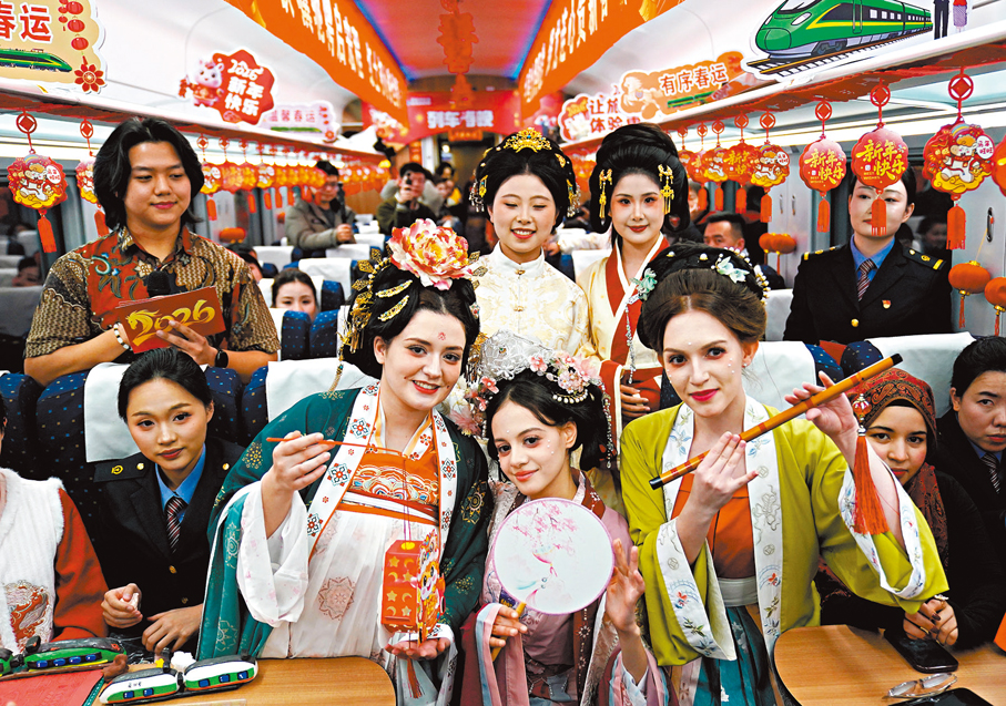 ●外國留學生在列車上為旅客展示漢服。 新華社