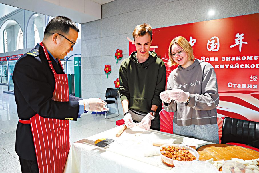 ●在黑龍江省綏芬河火車站「中國年俗體驗角」，俄羅斯遊客體驗包餃子。 新華社