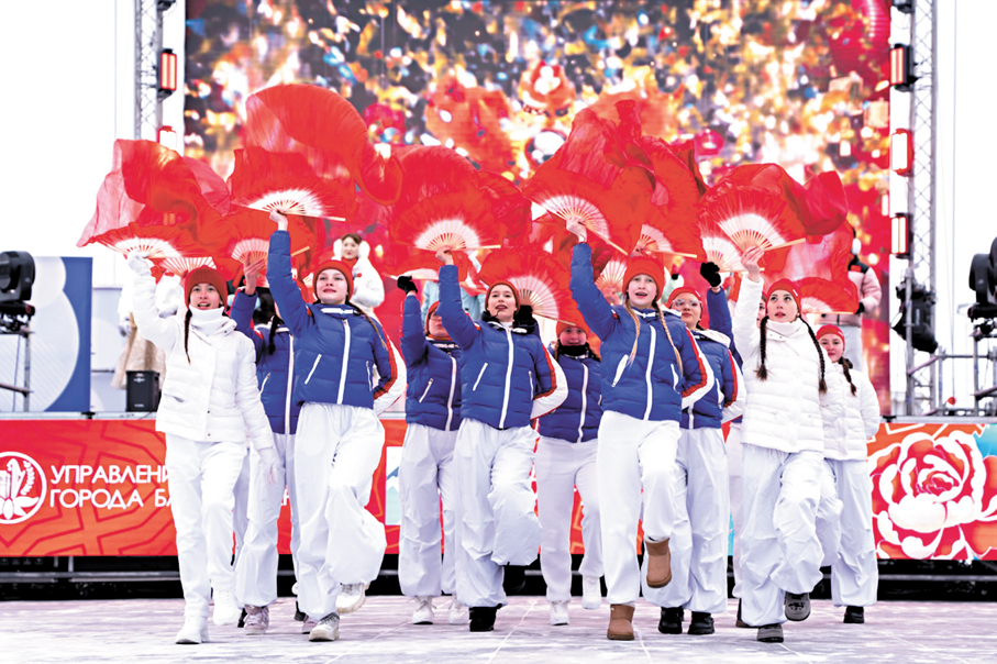 ●俄羅斯市民參與第九屆「雙子同歡·中國年」跨境文化交流活動。香港文匯報記者于海江  攝
