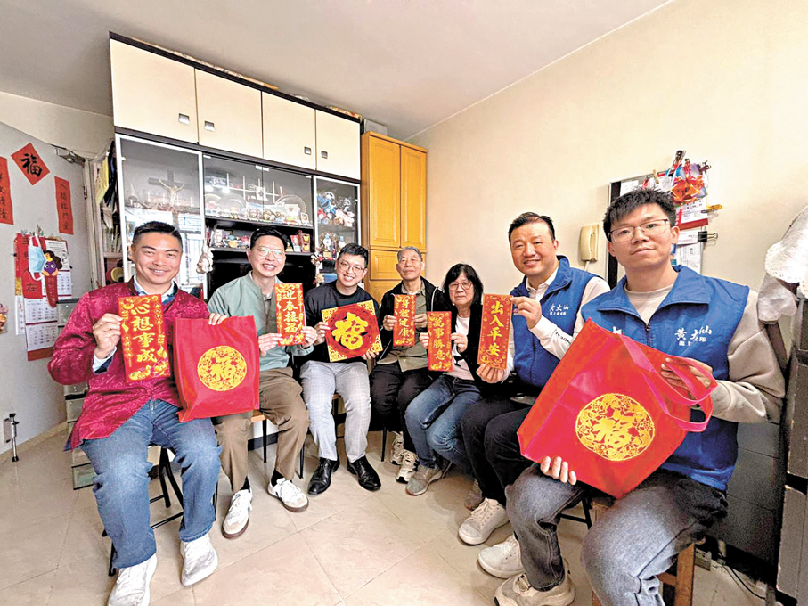 ●何啟明探訪居於黃大仙上邨的雙老家庭。