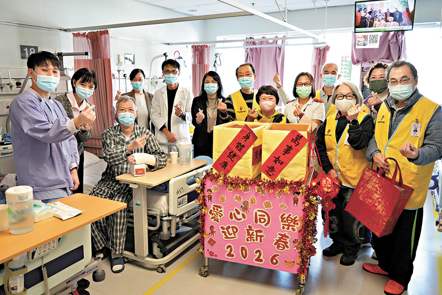 ●北區醫院管理團隊及義工齊聚病房，與病友互動祝福，為病房帶來歡樂氣氛。