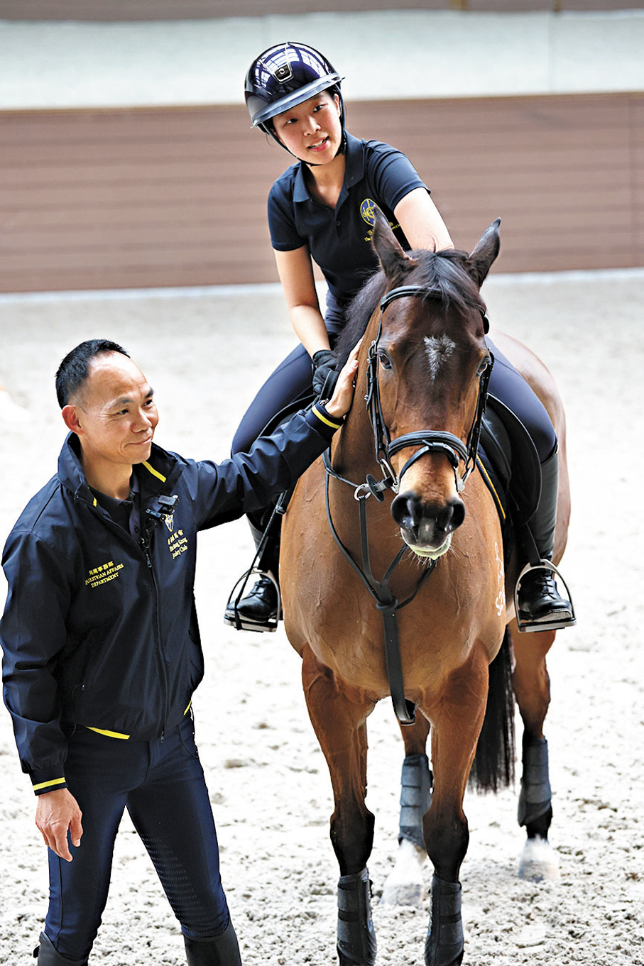 ●陳世健（左）指導羅梓然（右）訓練馬術。香港文匯報記者萬霜靈 攝