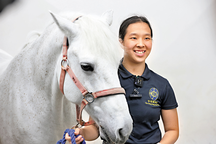 ●17歲的羅梓然有近10年騎馬經驗。圖為她與馬匹Dermott。香港文匯報記者萬霜靈 攝