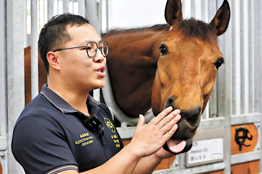 ●吳湋源介紹馬的習性。 香港文匯報記者萬霜靈 攝