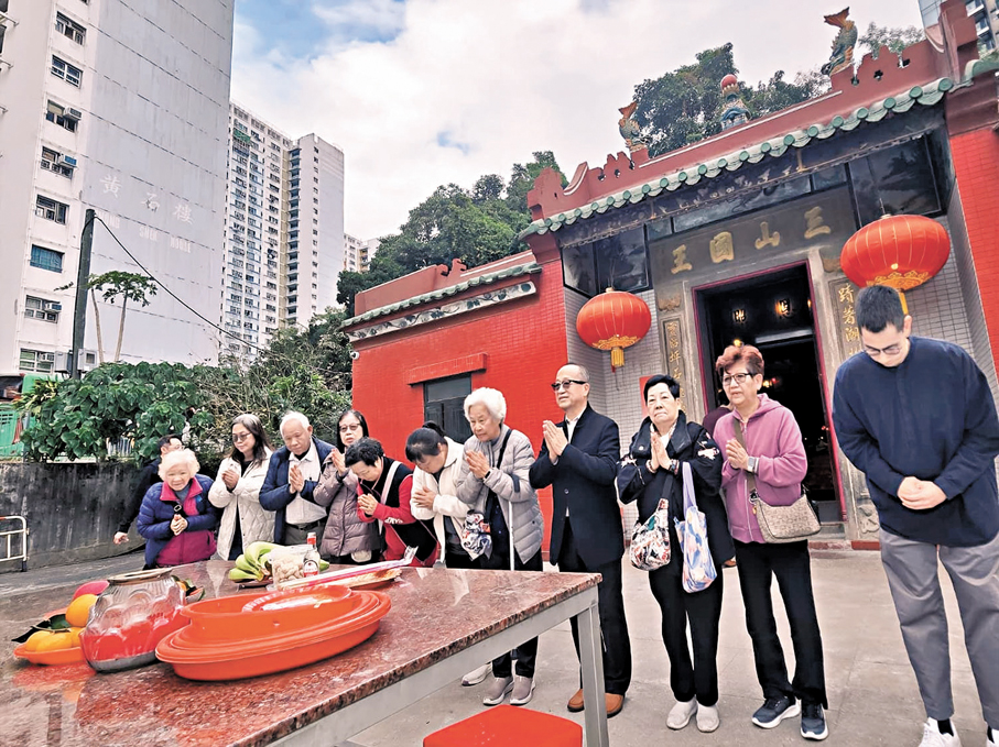 ●陳鑑林（右四）與親友到坪石邨三山國王廟，為香港祈福。 香港文匯報記者黃子晉  攝
