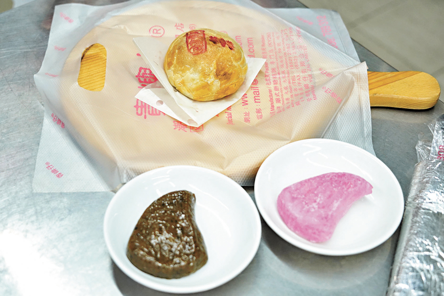 ●壽桃形狀的紅桃粿（右前）、草餅（左前），以及「芋中芋」（後） 香港文匯報記者曾興偉  攝