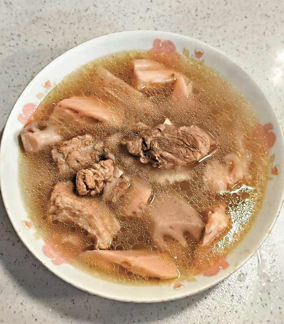 ●吳建芳稱，湖北鄉親們喝上一碗排骨蓮藕煨湯，便想起在江漢水鄉過年的溫暖。 受訪者供圖