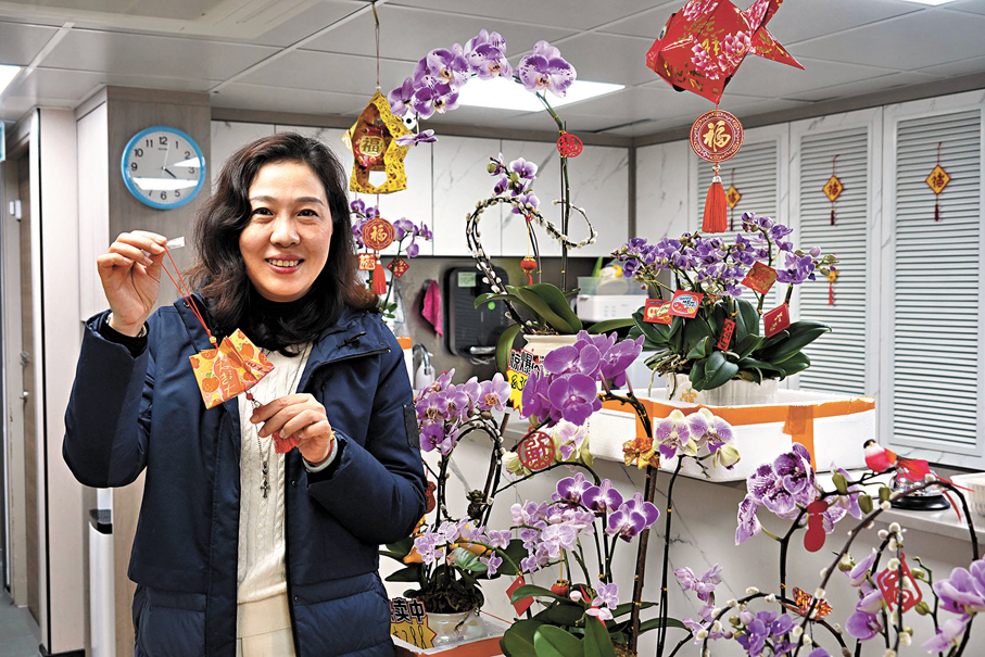 ●李姍珊指，四川人過年時會與親友輪流做東，正是講究親情團聚熱鬧的體現。 香港文匯報記者曾興偉  攝