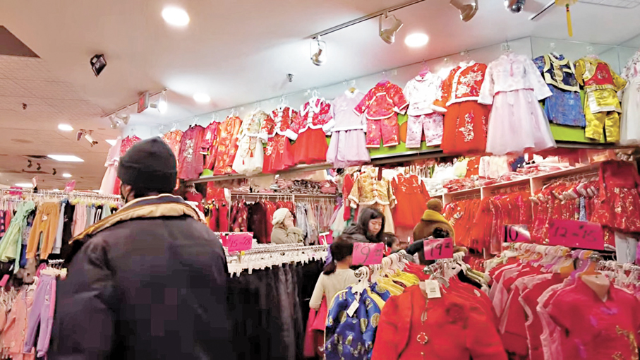 ●很多華人在春節前，為子女選購傳統衣飾。  成小智 攝
