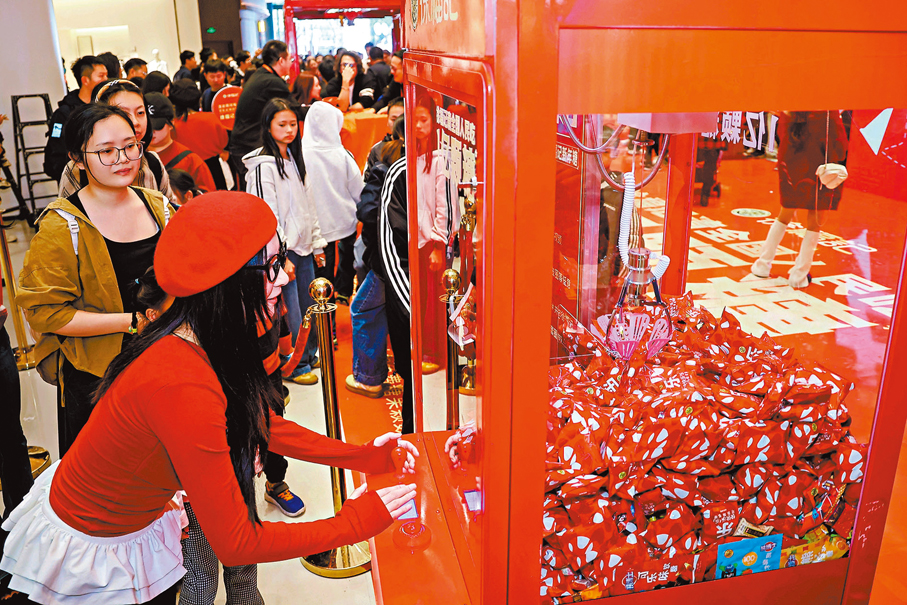 ●糖果企業徐福記在東莞大本營舉辦了工廠參觀與新年糖花車專場路演活動，吸引不少遊客。