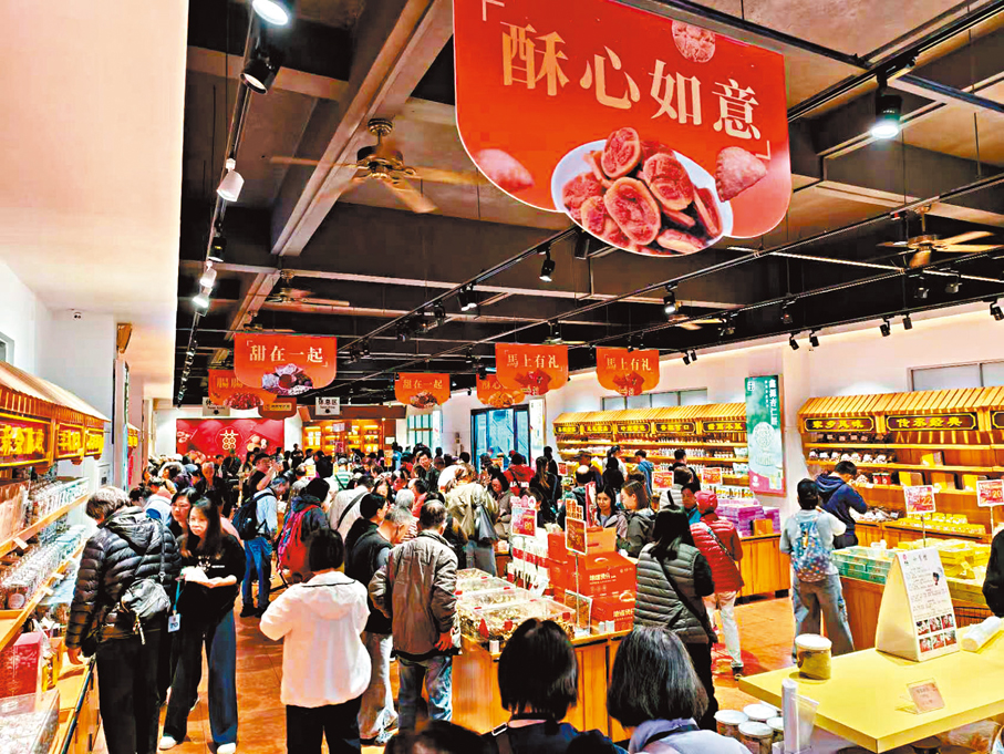 ●香港旅客在東莞「工廠遊」之餘還會順手買源頭工廠生產的特產。