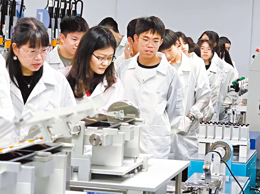 ●位於東莞市長安鎮OPPO公司總部的全球總裝示範車間，早前迎來香港的學生參觀。