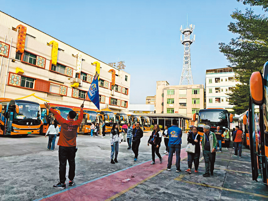 ●東莞厚街的鑫源食品廠房的空地處，停着四五台旅遊大巴，來自香港團的旅客開心地下車參觀。