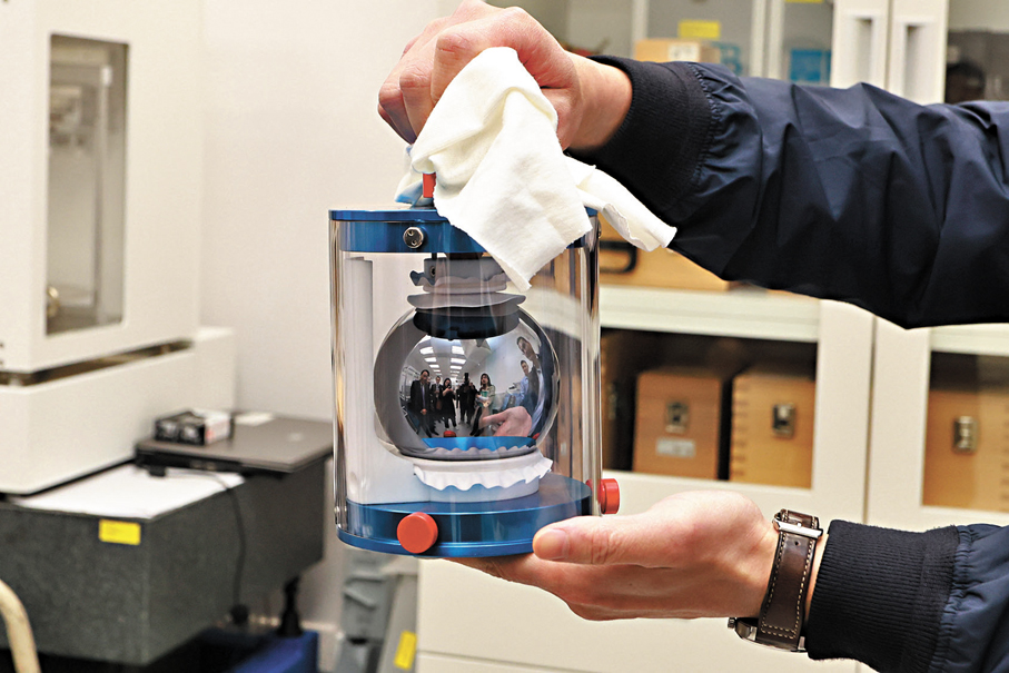 ●儀器反射出眾人的鏡像。香港文匯報記者北山彥  攝