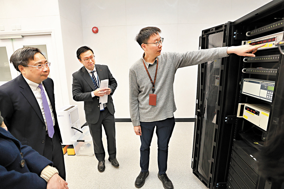 ●李國彬（左）帶領記者參訪低頻電實驗所。