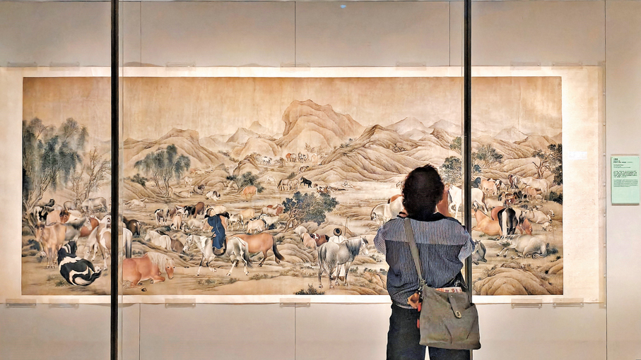 ●觀眾正駐足欣賞《百駿圖》。