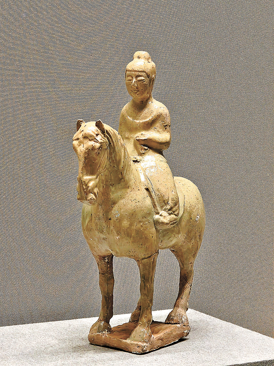 ●牙黃釉女騎俑（其一）