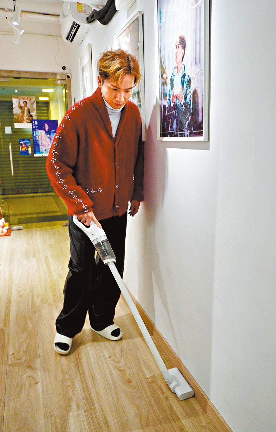 ●周吉佩認真打掃每一寸地方。   