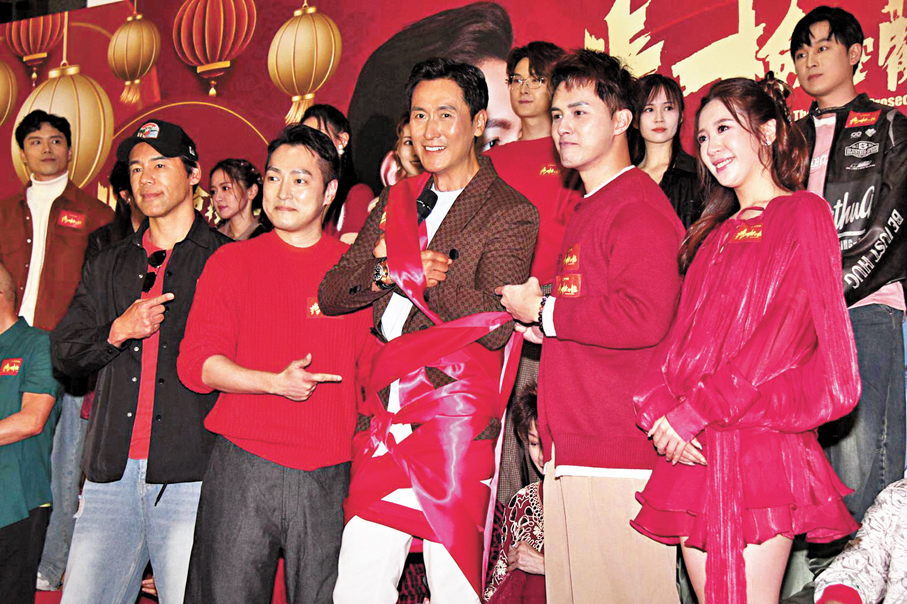 ●馬德鐘被「五花大綁」谷收視。  香港文匯報記者達里 攝