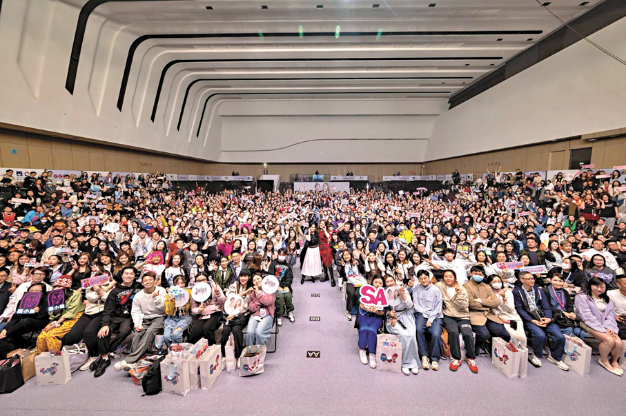 ●Twins與粉絲合影留念。   大會供圖