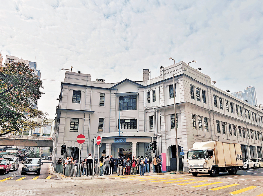 ●遊客慕名來舊油麻地警署。作者供圖