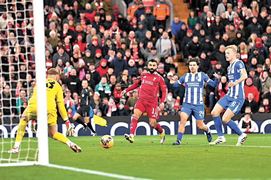 ●利物浦翼鋒沙拿（右）表現搶鏡。  美聯社