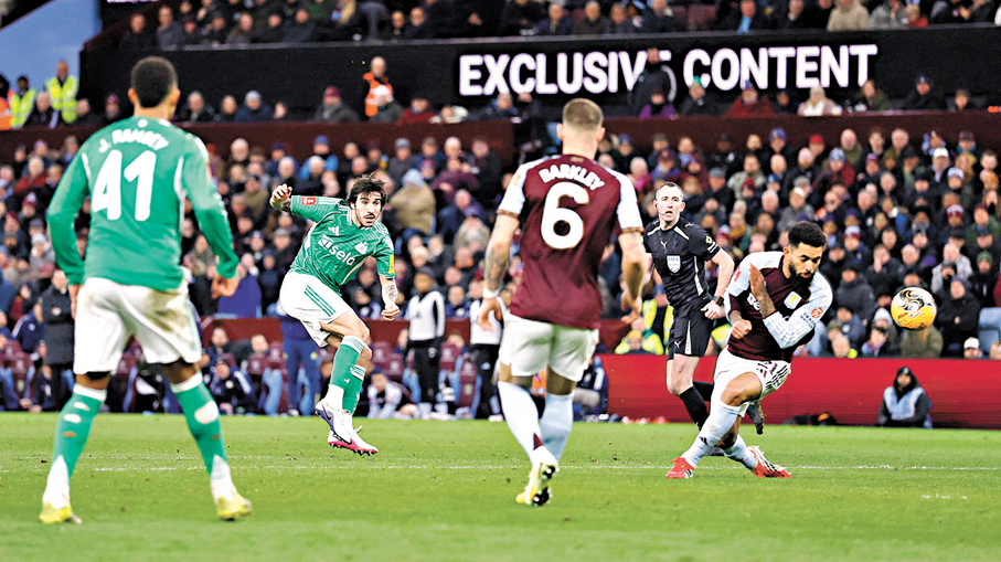 ●東拿利（左）替紐卡素反勝過關。  路透社