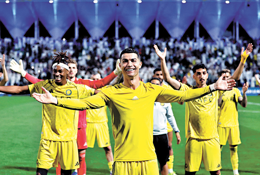 ●C朗賽後與隊友一同感謝球迷支持。  路透社