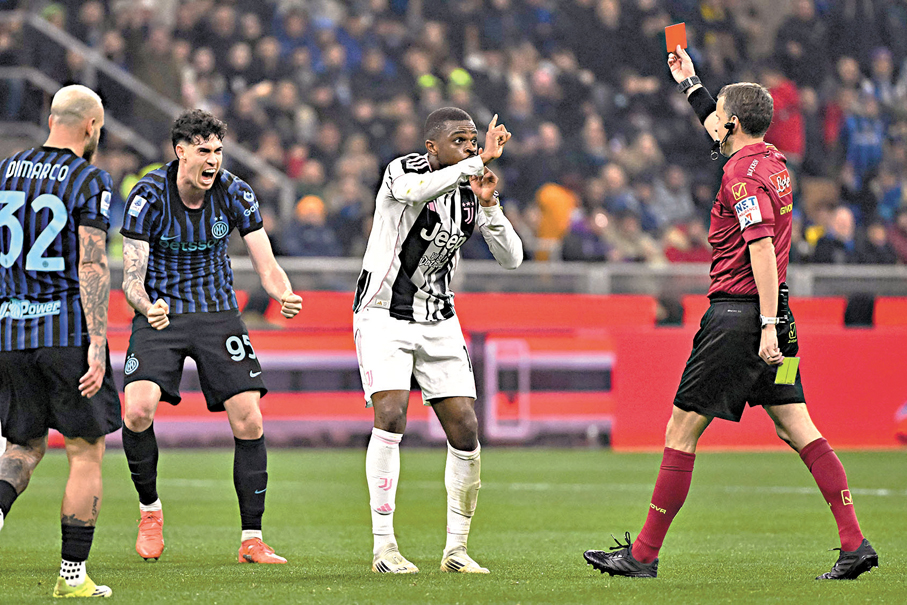 ●卡魯魯（中）領紅引發球證執法水平爭議。 法新社