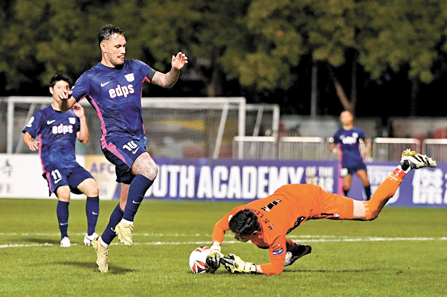 ●肯迪（前排左）錯失半單刀機會。  香港文匯報記者張發兒  攝