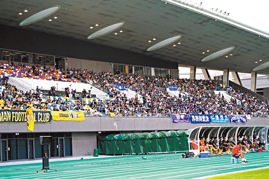 ●將軍澳運動場接近全場爆滿。 香港文匯報記者張發兒  攝