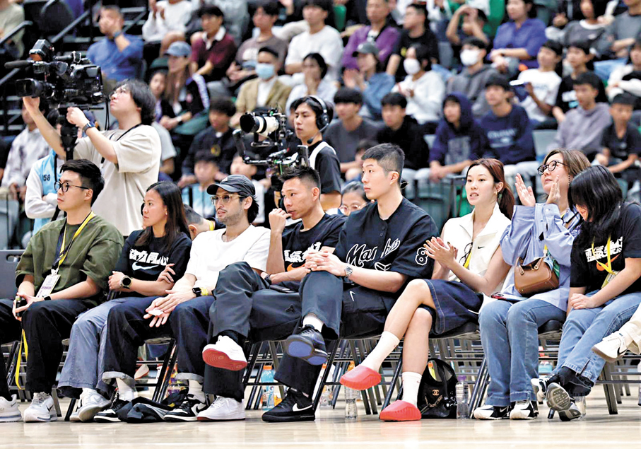 ●一眾體壇名人入場觀賞學界精英賽。