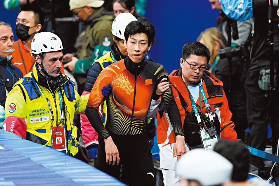 ●孫龍賽後在醫務人員的幫助下離場。  中新社