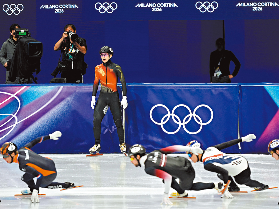 ●劉少昂摔倒後站在場邊。  中新社