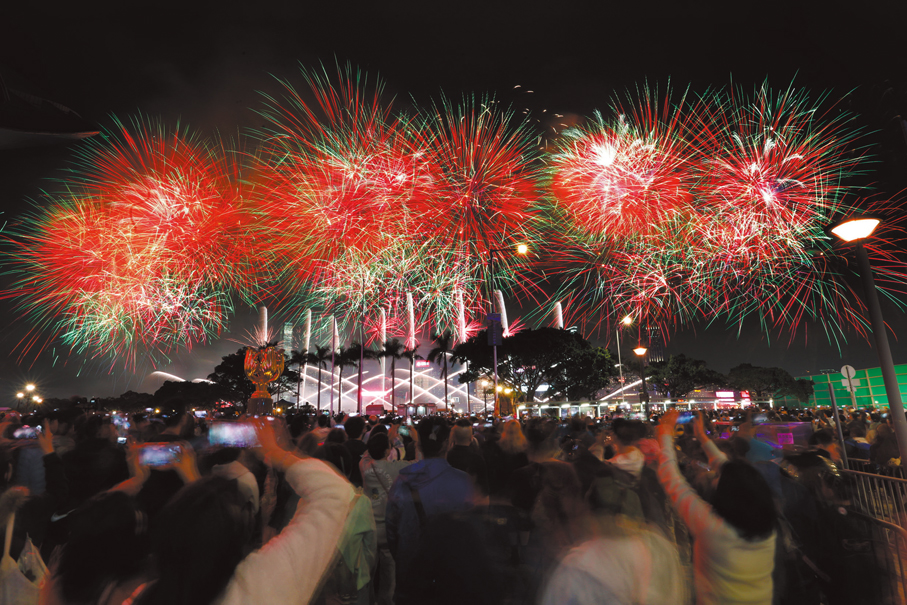 ●近3.2萬枚煙花在維港綻放。 香港文匯報記者萬霜靈  攝