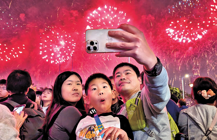 ●一家大細與璀璨煙花合影，孩子擺出趣怪表情。 香港文匯報記者萬霜靈  攝