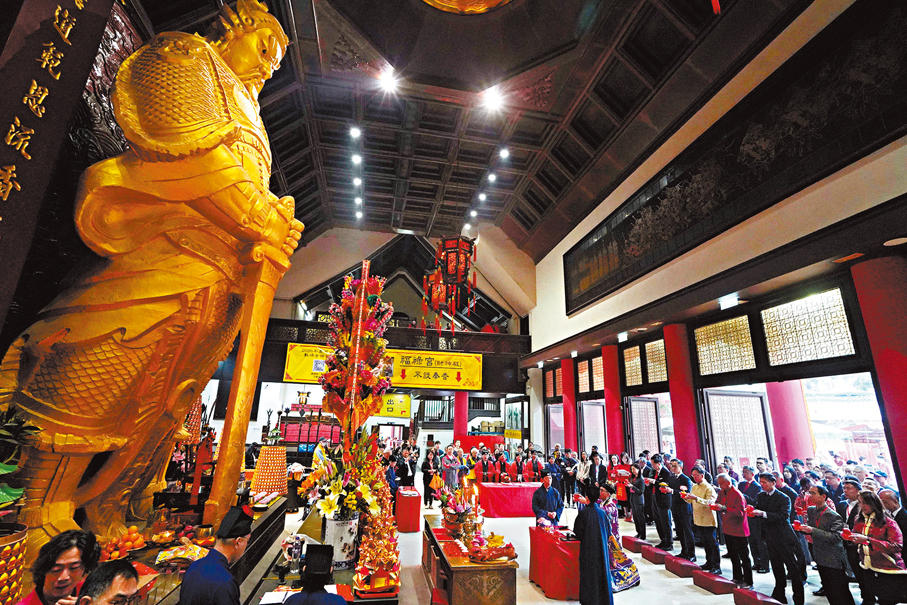 ●昨日是大年初二車公誕，新界鄉議局主席劉業強按傳統習俗到沙田車公廟為香港求籤祈福。 香港文匯報記者曾興偉  攝