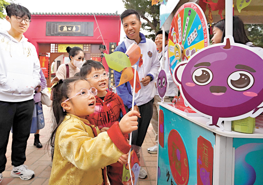 ●警方在車公廟外設遊戲攤位宣傳防騙。 香港文匯報記者 曾興偉  攝