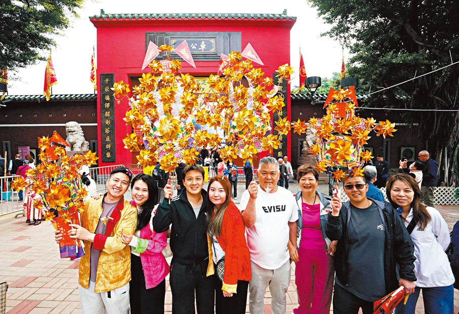 ●馬先生（左一）一家八口昨日到沙田車公廟祈福。 香港文匯報記者曾興偉 攝