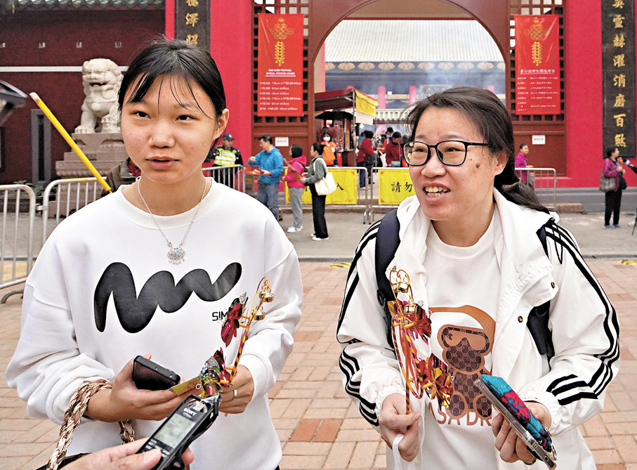 ●深圳旅客潘小姐（右）、楊小姐（左）。 香港文匯報記者曾興偉  攝