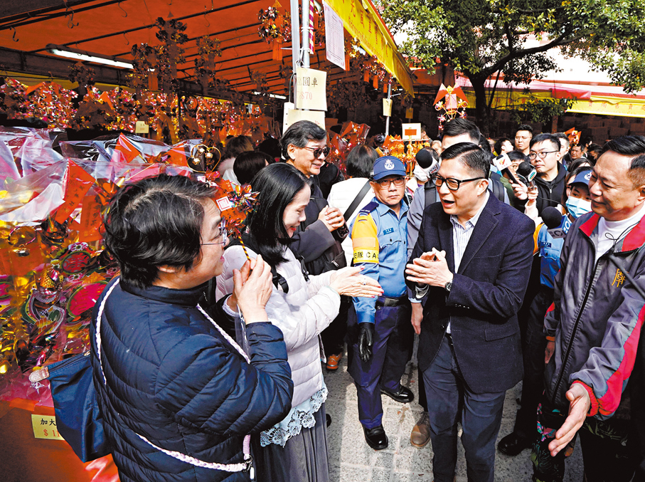 ●鄧炳強到車公廟視察，並與參拜善信互動。 香港文匯報記者曾興偉  攝
