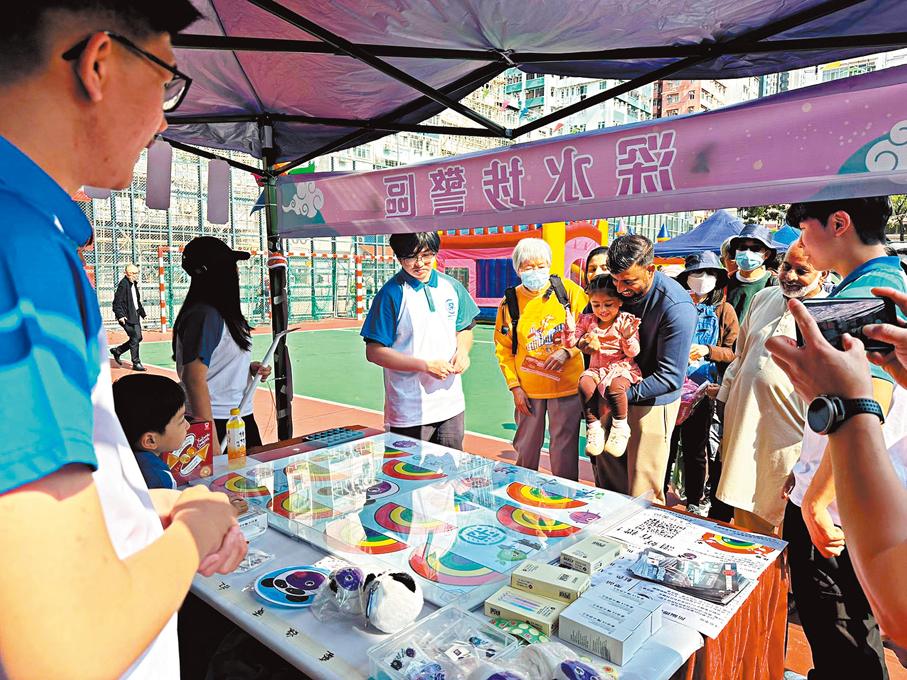 ●深水埔·深水情·深連心新春嘉年華昨日舉行，街坊盡情玩攤位遊戲。 香港文匯報記者黃子龍  攝