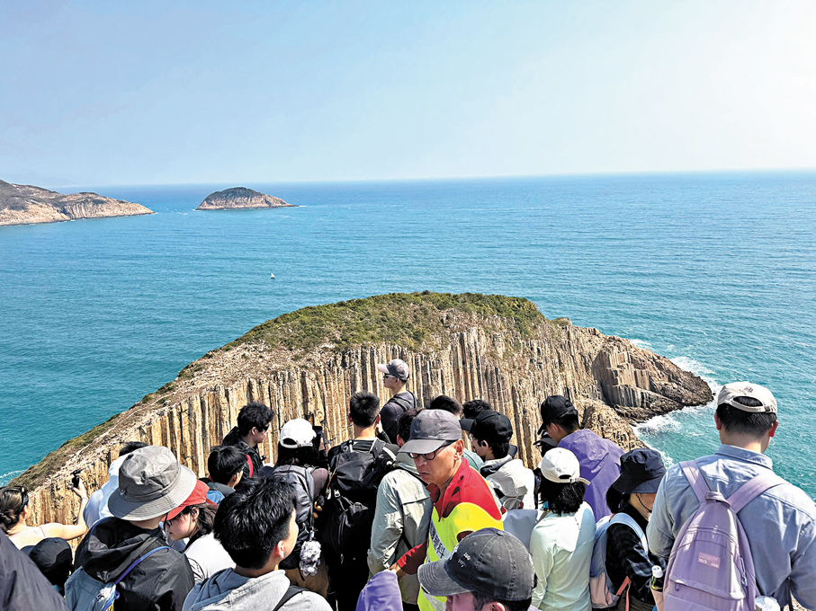●東壩旅客絡繹不絕，遊客讚體驗大幅提升，營地衞生情況明顯改善。 香港文匯報記者涂穴 攝