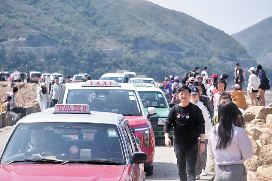 ●漁護署及警方加派人手，確保東壩人流車流有序疏導。 香港文匯報記者 涂穴 攝