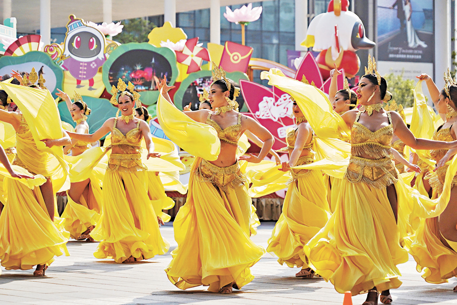 ●8輛花車移師至啟德體育園展出，同時邀請多支匯演表演隊伍即場演出。 香港文匯報記者曾興偉 攝