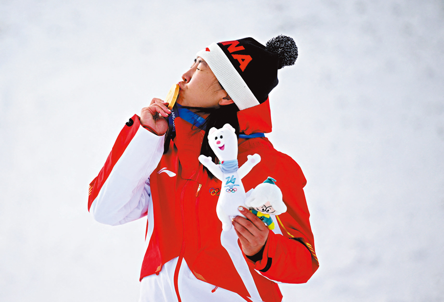 ●徐夢桃在頒獎禮親吻金牌。 新華社