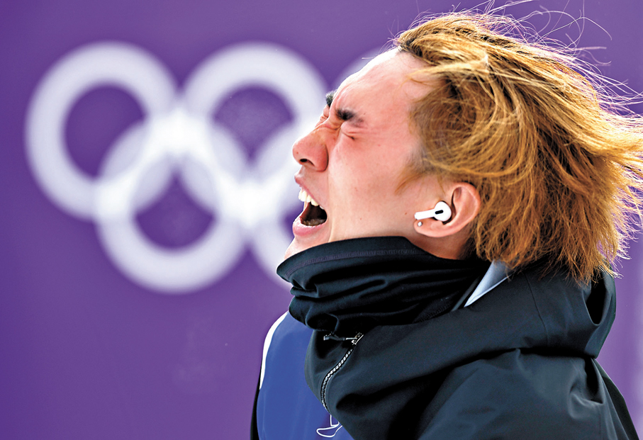 ●蘇翊鳴賽後在頒獎禮上咆哮高呼。 新華社