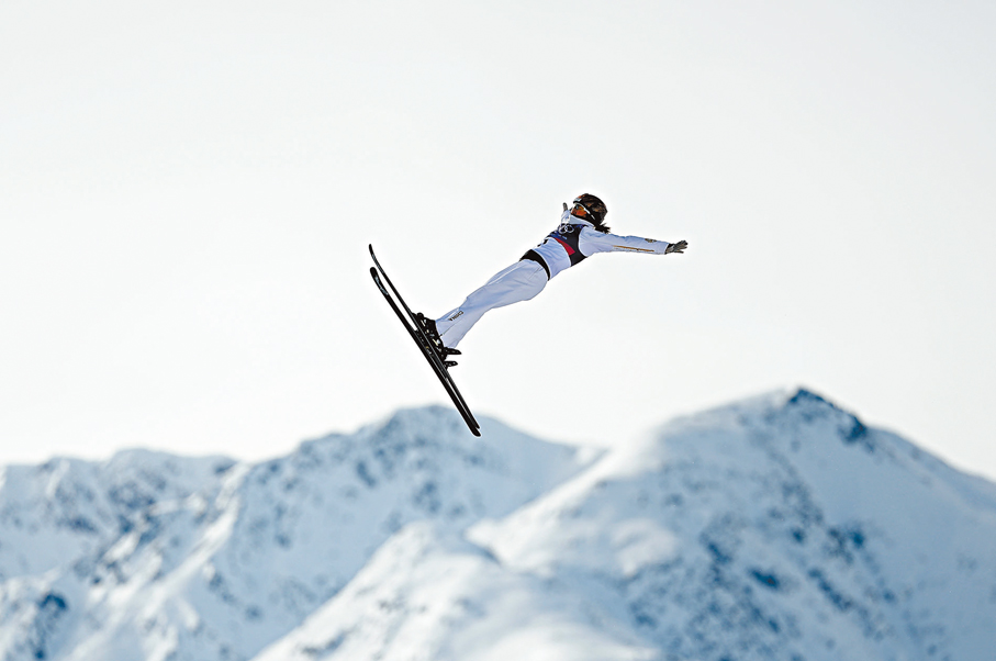 ●徐夢桃在自由式滑雪女子空中技巧項目成功衛冕。 新華社